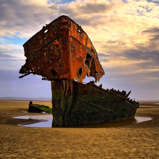 Xác tàu mắc cạn tại vùng Louth, Ireland.