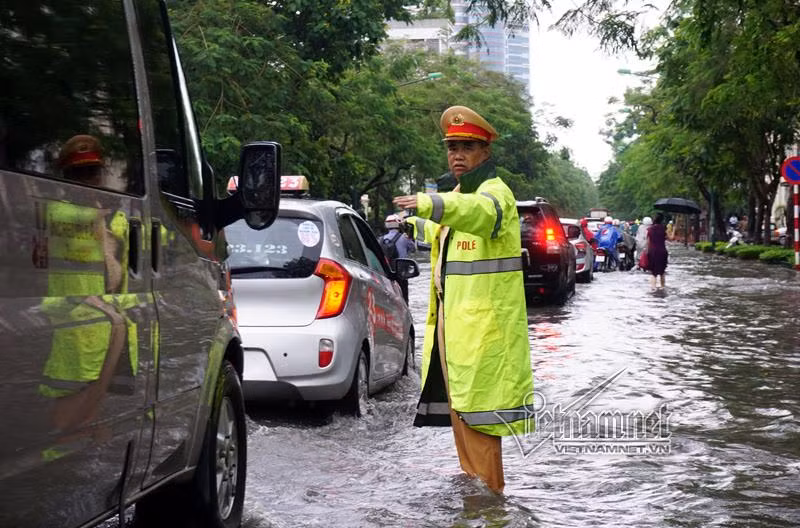 Vi sao chi mua 40 phut, duong Ha Noi da ngap khap nga?-Hinh-2