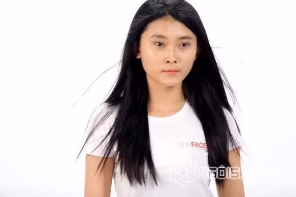 Tuy nhiên, hiệu ứng này chỉ giúp che đậy khoản gương mặt căng bóng nhờ phấn nền. Còn lại một số chi tiết "không nói nhưng ai cũng biết" như chân mày sắc lẹm, đôi môi hồng hào, thậm chí đỏ chót của một số thí sinh vẫn lọt vào tầm ngắm của đông đảo người hâm mộ. Nhiều người ngao ngán đặt dấu chấm hỏi về chất lượng của dàn thí sinh năm nay khi "ăn gian" ngay từ vòng thử thách đầu tiên liệu có đủ yếu tố để lọt vào những vòng trong?