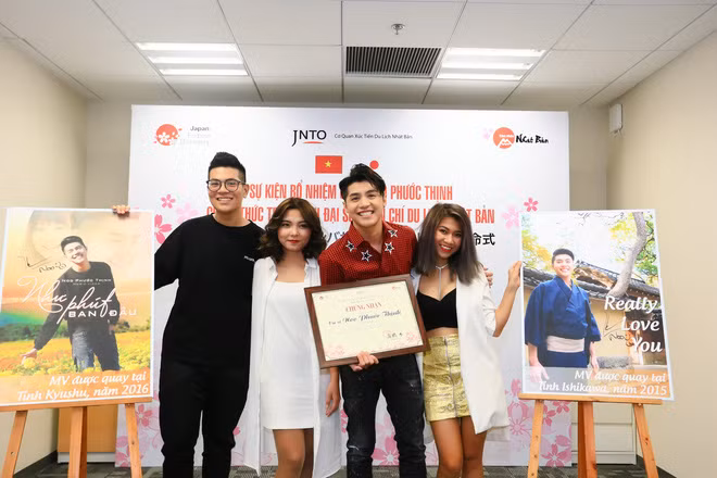 Những học trò của Noo Phước Thịnh tại "The Voice 2017" cũng đến chúc mừng nam ca sĩ.