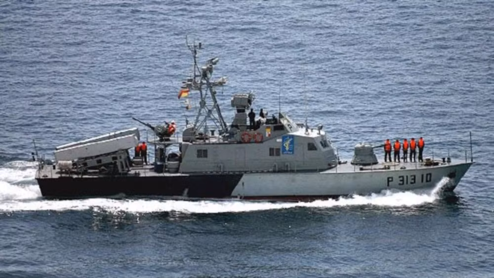 Lực lượng hùng hậu nhất của IRGC là các tàu tên lửa tấn công nhanh được vũ trang 2-4 tên lửa chống hạm C-802. Các tàu tên lửa tốc độ cao này là nòng cốt trong chiến thuật "bầy đàn" của Iran trong tác chiến trên biển. Ảnh: Militaryedge.