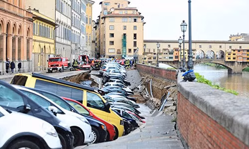 Kinh hoang ho tu than "nuot chung" o to dang do tren duong