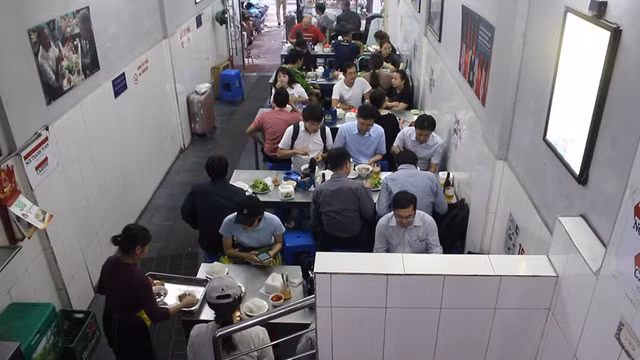 Quan bun cha “Obama” gio ra sao truoc ngay ong Trump den Viet Nam?-Hinh-2