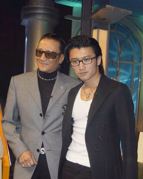 Tạ Đình Phong là 1 người con có hiếu khi từng vất vả kiếm tiền trả nợ cho bố. Anh cũng tặng bố siêu xe và căn hộ cao cấp.