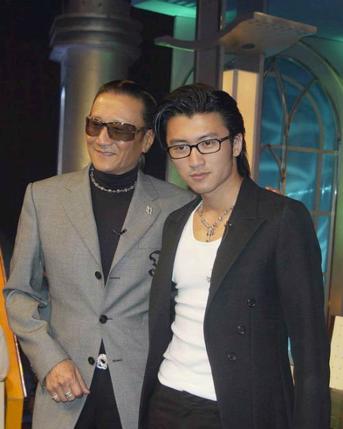 Tạ Đình Phong là 1 người con có hiếu khi từng vất vả kiếm tiền trả nợ cho bố. Anh cũng tặng bố siêu xe và căn hộ cao cấp.