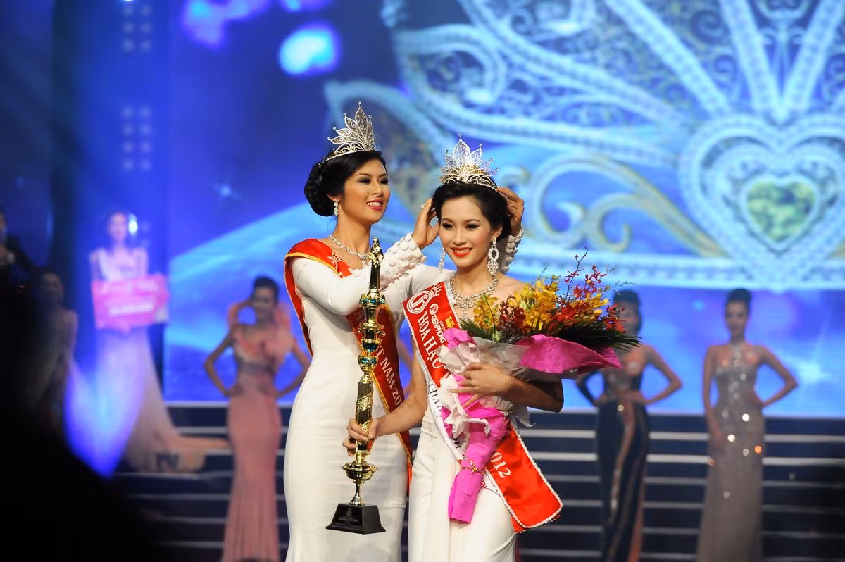 Hoa hậu Đặng Thu Thảo Đăng quang ngôi vị Hoa hậu Việt Nam năm 2012, Đặng Thu Thảo là gương mặt được đánh giá rất cao về nhan sắc. Cô nhận được rất nhiều lời khen về vẻ đẹp khả ái, thanh thoát và được ví như “thần tiên tỷ tỷ” của Việt Nam.