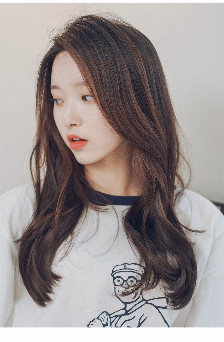 Ai cũng muốn sở hữu mái tóc dày, bóng khỏe tuy nhiên việc lạm dụng hóa chất từ việc ép, uốn, nhuộm… khiến tóc trở nên yếu và dễ gãy rụng. Cũng vì vậy mà từ khóa "tóc mỏng hóa dài" luôn thu hút sự chú ý của phái đẹp, đặc biệt khi dịp cuối năm cận kề, chị em nhắc nhở nhau phải tút lại vẻ ngoài để đón Tết hoàng tráng. Chẳng cần phải kiếm đâu xa xôi, nếu kiên trì làm theo những mẹo vặt dưới đây, mái tóc của bạn cũng có thể trở nên dày, dài và mượt hơn một cách đáng kể. Mặc dù nó sẽ là một hành trình dài và không đơn giản, nhưng kết quả sẽ khiến bạn bất ngờ và tự tin hơn.