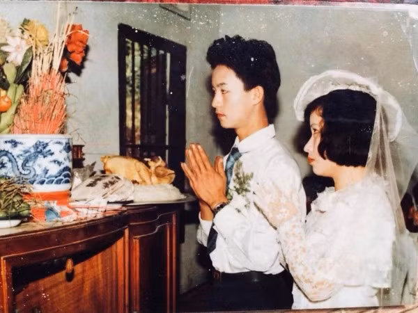 Phải chăng đây chính là góc nghiêng thần thánh? Nhìn nghiêng thôi cũng thấy các mẹ hồi xưa mũi cao, da trắng chẳng kém gì các diễn viên. Ảnh: Chu Anh Tùng