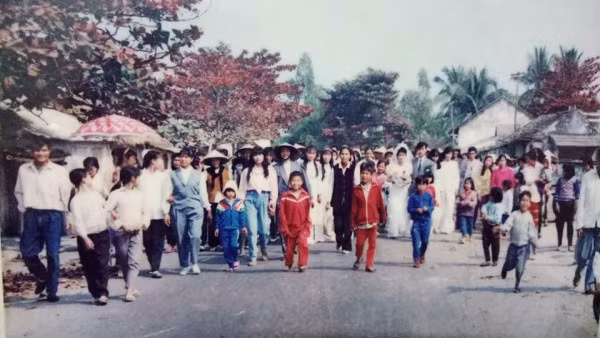 Hình ảnh đón dâu “hoành tráng” không siêu xe nhưng lại gây chú ý bởi đoàn người đi rước dâu cực đông.