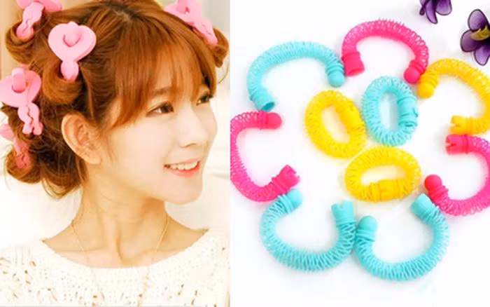 4. Tận dụng lô cuốn tóc Với chất liệu khá an toàn, lô cuốn tóc là trở thủ đắc lực cho chị em phụ nữ trong công cuộc làm đẹp. Tranh thủ trong lúc trang điểm, bạn chỉ cần lấy vài cái lô uốn để làm xoăn vài lọn tóc ngoài, vừa giúp bạn sở hữu tóc xoăn bồng bềnh mà còn dày ra trông thấy.