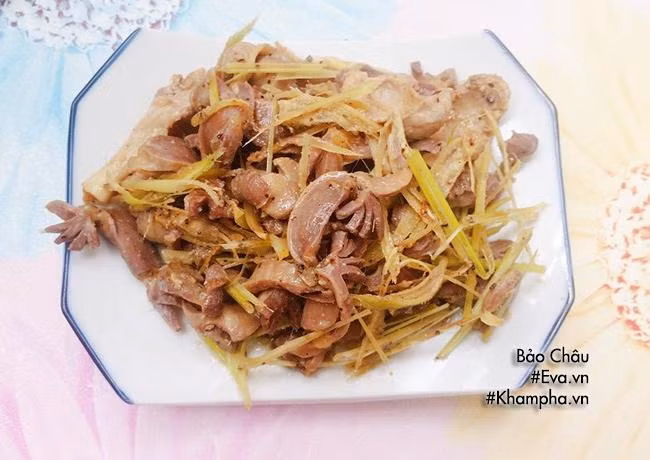 MỀ GÀ RANG SẢ Mề gà làm sạch, bóp với muối ăn, rửa lại với nước rồi để ráo. Sả rửa sạch, thái lát. Thái mề gà thành những miếng vừa ăn, ướp cùng chút gừng tươi, gia vị cho ngấm. Đặt chảo lên bếp, thêm chút dầu ăn, cho sả vào đảo đều, khi sả thơm và se lại thì cho mề gà vào xào cùng sả. Để mề gà chín, nêm gia vị cho vừa ăn rồi tắt bếp. MỀ GÀ RANG SẢ Mề gà làm sạch, bóp với muối ăn, rửa lại với nước rồi để ráo. Sả rửa sạch, thái lát. Thái mề gà thành những miếng vừa ăn, ướp cùng chút gừng tươi, gia vị cho ngấm. Đặt chảo lên bếp, thêm chút dầu ăn, cho sả vào đảo đều, khi sả thơm và se lại thì cho mề gà vào xào cùng sả. Để mề gà chín, nêm gia vị cho vừa ăn rồi tắt bếp.