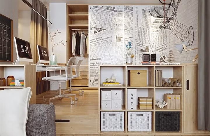 Ngoài các chi tiết thiết kế đặc trưng thì bức tường được trang trí bằng hoạ tiết báo in khổ lớn tạo sự ấn tượng cho ngôi nhà.