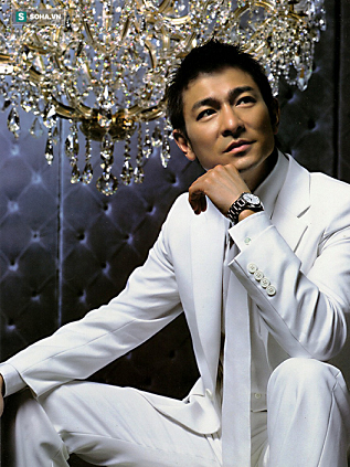 Vị trí thứ 2 chính là Lưu Đức Hoa, ca sĩ sinh năm 1961. Không chỉ vậy, Lưu Đức Hoa còn là diễn viên tài năng, anh được xếp vào Tứ đại thiên vương của Hồng Kông. Hơn 30 năm trong nghề, tài tử đã cống hiển không chỉ là những bộ phim đặc sắc mà còn rất nhiều những ca khúc kinh điển. Nam diễn viên cũng được yêu thích nhờ sự cầu tiến và chuyên nghiệp trong công việc. Hiện nay, dù không còn ở thời kỳ đỉnh cao nữa, nhưng Lưu Đức Hoa vẫn là một trong những ngôi sao hàng đầu của showbiz Hoa ngữ.