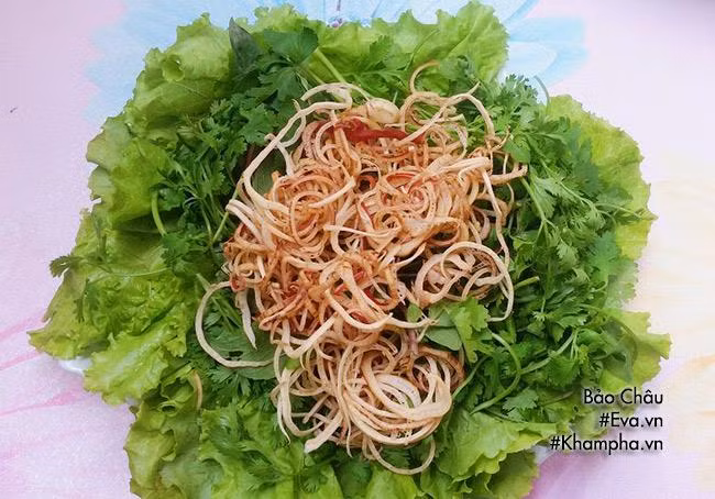 RAU SỐNG ĂN KÈM CANH CÁ Rau sống rửa sạch, ngâm với nước muối loãng tầm 15 phút rồi vớt ra để ráo nước. RAU SỐNG ĂN KÈM CANH CÁ Rau sống rửa sạch, ngâm với nước muối loãng tầm 15 phút rồi vớt ra để ráo nước.