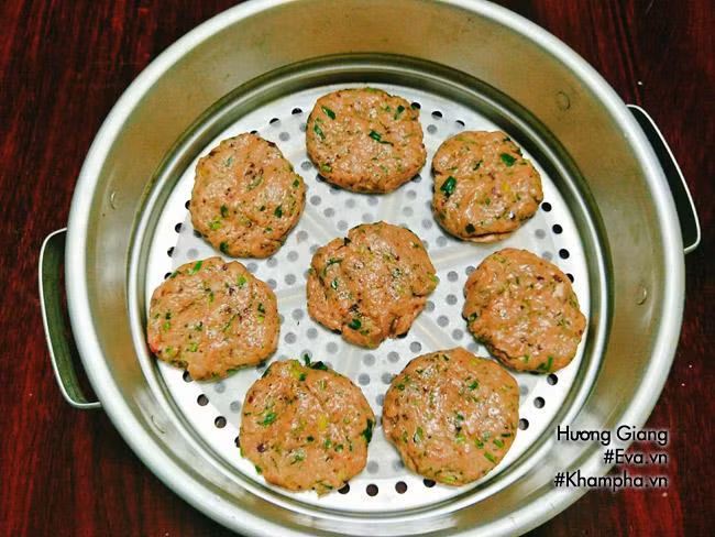 Bước 6: Lấy từng ít cá đã xay nhuyễn viên lại thành từng viên tròn sau đó ấn dẹt. Đặt từng miếng chả cá vào xửng và đem hấp khoảng 15 phút cho chả cá vừa chín là tắt bếp, lấy ra để cho nguội bớt.