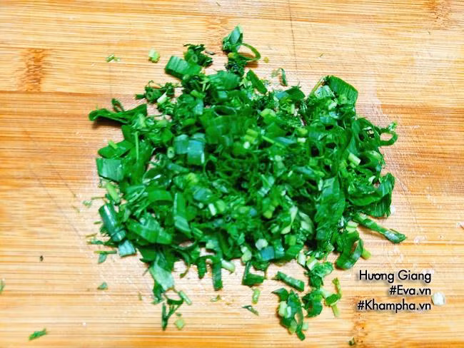 Bước 2: Cho thịt xay vào cùng với cá rồi ướp chút nước mắm, hạt nêm, đường, tiêu và trộn đều, để 15 phút cho ngấm gia vị. Bước 3: Hành khô băm nhỏ, hành lá, thì là thái nhỏ.