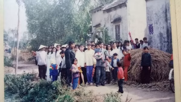 Những dây pháo hồng chỉ còn trong kí ức nhiều người.