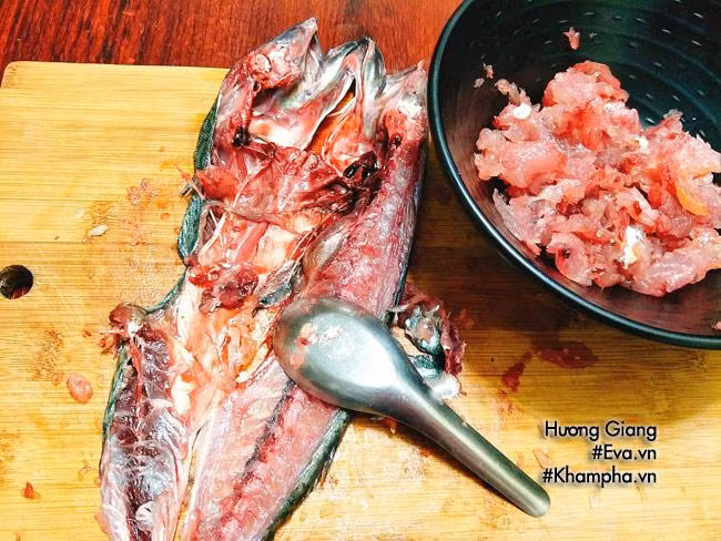 PHẦN 2: CÁCH LÀM CHẢ CÁ THU Bước 1: Cá thu mua về làm sạch sẽ, dùng dao lách lấy phần xương ra, sau đó lấy thìa cạo lấy phần thịt cá cho ra tô.