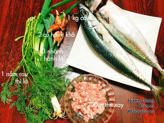 PHẦN 1: Chuẩn bị nguyên liệu làm chả cá thu - 1 kg cá thu - 200gr thịt xay - 1 nắm rau thì là - 3 nhánh hành lá - 2 củ hành khô - Dầu ăn - 1 thìa cà phê đường - Hạt nêm, muối, nước mắm, tiêu - 1 chút bột ngọt, nếu thích