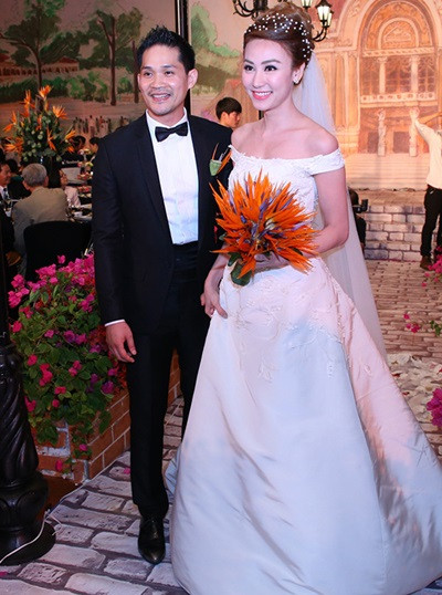 Vào năm 2015, dù đang ở đỉnh cao của sự nghiệp, Ngân Khánh bất ngờ tuyên bố rút khỏi làng giải trí và kết hôn cùng doanh nhân Thiếu Quân. Sau khi kết hôn, nữ diễn viên Nhà có 5 nàng tiên quyết định sang Singapore để theo đuổi chuyên ngành sản xuất phim điện ảnh.