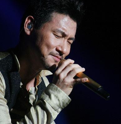 Vị trí thứ 8 là Trương Học Hữu, nam ca sĩ và diễn viên điện ảnh sinh năm 1961 tại Hồng Kông. Anh nổi danh từ giữa thập niên 1980 cho đến nay. Sự thành công trong sự nghiệp âm nhạc và điện ảnh đã khiến Trương Học Hữu được coi là một trong những biểu tượng của xứ cảng thơm. Năm 1999, nam ca sĩ đã được bầu chọn là một trong 10 nhân vật trẻ xuất sắc của thế giới theo bầu chọn của Junior Chamber International, một liên đoàn nghề nghiệp trẻ thế giới.