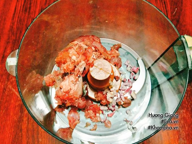 Bước 4: Cá sau khi đã ướp xong thì cho vào máy xay, thêm hành khô, 1-2 thìa dầu ăn rồi đậy nắp xay nhuyễn hỗn hợp.Bước 4: Cá sau khi đã ướp xong thì cho vào máy xay, thêm hành khô, 1-2 thìa dầu ăn rồi đậy nắp xay nhuyễn hỗn hợp. Bước 5: Tiếp theo cho hành lá, thì là thái nhỏ vào cùng rồi xay thêm vài vòng cho nguyên liệu hòa đều là tắt máy.