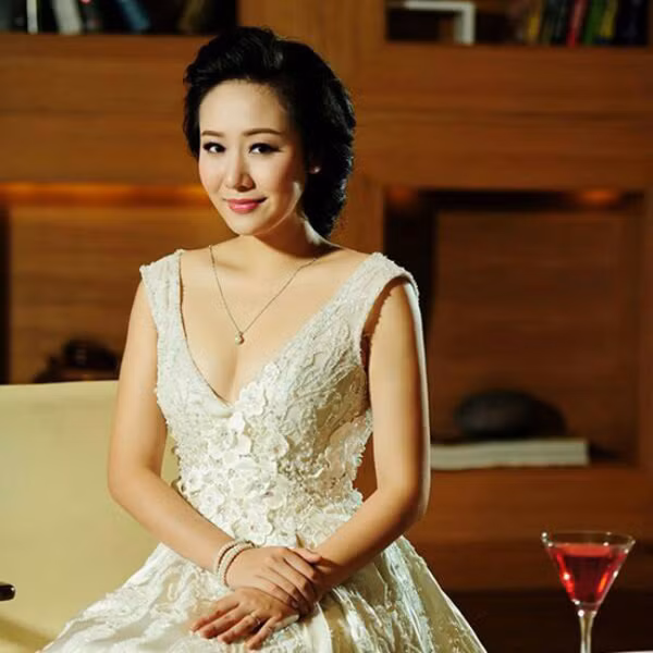 Xuất thân trong một gia đình danh giá, là du học sinh Mỹ và có thành tích học tập cực khủng, Ngô Phương Lan khiến hầu hết công chúng nể phục khi đội vương miện Hoa hậu trên đầu. Đến nay, Ngô Phương Lan vẫn thường xuyên tham gia vào nhiều hoạt động thiện nguyện tại Việt Nam cũng như đại diện người Việt Nam tại nước ngoài. Hơn hết, cô chưa từng dính vào bất cứ tin đồn không hay nào về đời tư.