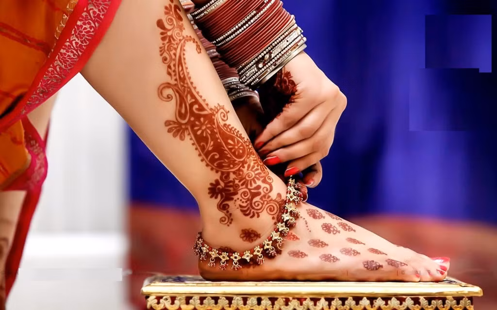 Các hình vẽ sẽ được một trong những người thân, bạn của cô dâu vẽ. Hiện nay, các nghệ sĩ Mehendi chuyên nghiệp sẽ làm việc này. Hình vẽ đơn giản hay phức tạp tùy thuộc vào những gì cô dâu thích. Mehndi được vẽ ở mặt trước và sau của lòng bàn tay, cẳng tay, cho đến trên khuỷu tay, và trên bàn chân cho đến dưới đầu gối. Ảnh: Mehndistyles.com.
