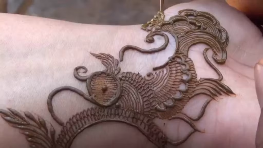 Mehndi có thể rửa trôi dễ dàng bằng nước, do đó từ sau khi vẽ, cô dâu không rửa tay để giữ nguyên hình dạng và màu sắc của hình vẽ. Ảnh: Dmcdn.net.