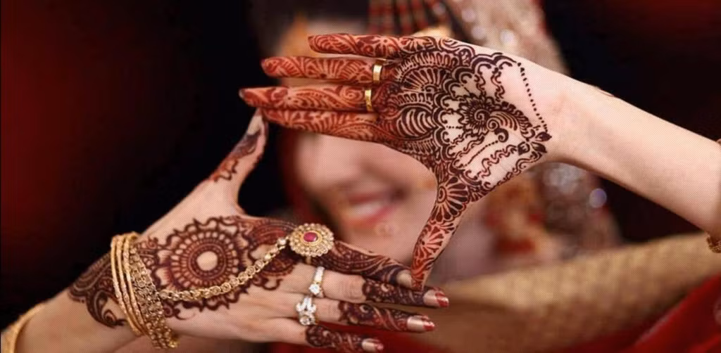 Mehndin hay “Mehendi” là một hình thức nghệ thuật làm đẹp cơ thể cổ xưa, phổ biến ở Trung Đông, châu Phi và một số quốc gia Nam Á. Tại Ấn Độ, Mehndi là một nghi thức truyền thống, trở thành một phần không thể tách rời của lễ cưới. Ảnh: Indianbeauty.tips.