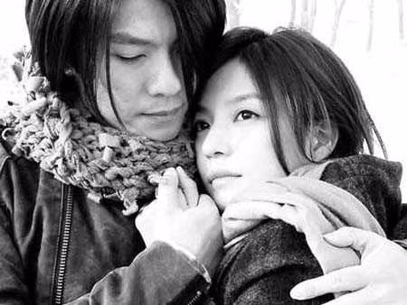 Triệu Vy Én nhỏ Triệu Vy cũng từng là gương mặt quen thuộc trong các MV của nhiều nam ca sĩ như Hoàng Thư Tuấn, Trịnh Quân, A Đỗ... Trong số đó nổi tiếng nhất phải kể đến MV ca khúc Xin chào của nam danh ca A Đỗ.