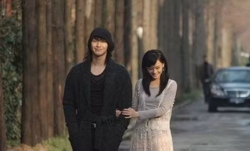 Tôn Lệ Nhắc đến nữ diễn viên Tôn Lệ người hâm mộ nhớ ngay đến bộ phim Bộ bộ kinh tâm gây bão cách đây 7 năm. Thế nhưng trước khi trở thành ngôi sao đình đám, Tôn Lệ cũng từng là diễn viên đóng lót trong MV ca nhạc, trong đó phải kể đến MV Nhật ký của “chàng hí” xứ Hàn Rain, phát hành năm 2006.