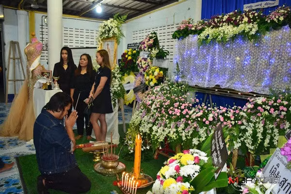 "Vài người nói cha mẹ cô ấy rất đau buồn và cũng có mặt tại quê nhà. Nhưng không ai thấy họ xuất hiện trong lễ tang", một người hàng xóm cho biết trên Sanook.