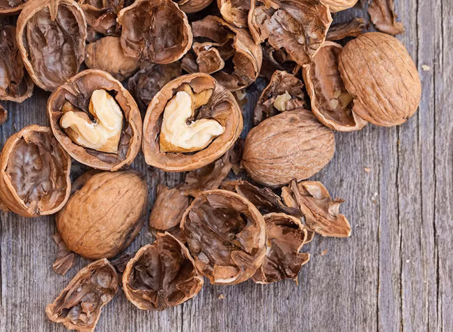 7. Hạt óc chó được chứng minh là siêu thực phẩm rất giàu Omega-3 và chất chống oxy hóa, giúp cải thiện đáng kể lưu lượng máu đến tim và “cậu nhỏ”.