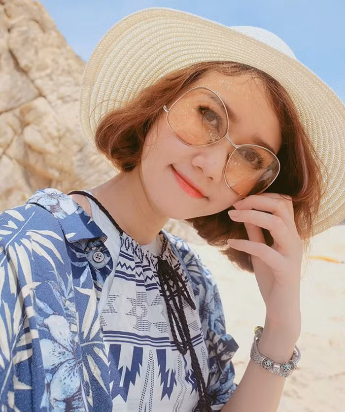 Son môi màu cam Dễ thấy đây là gam màu được cô nàng ưu ái nhất và xuất hiện cùng nữ diễn viên Hương Giang trong hầu hết các bức ảnh. Nếu bạn là một tín đồ làm đẹp chắc hẳn không thể bỏ qua tone màu này trong mùa hè vì không chỉ tôn da, làm trắng răng, màu cam còn giúp bạn thể hiện bản thân là một cô nàng năng động, tràn đầy năng lượng.