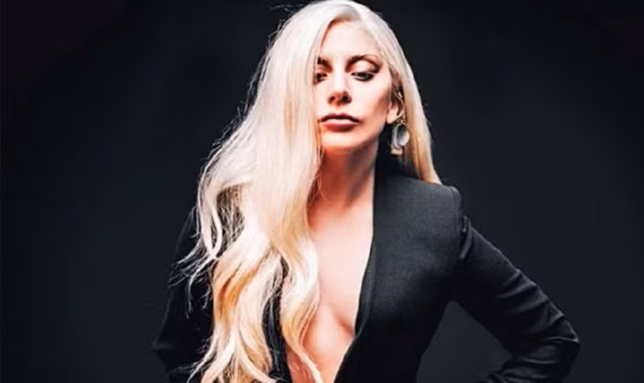 Lady Gaga ra mắt sản phẩm âm nhạc đầu tiên vào năm 2008 và liên tiếp gặt hái nhiều thành công trong thời gian ngắn. Bên cạnh đó, Lady Gaga còn khiến nhiều người phải nhớ tới nhờ gu thời trang khác biệt và lối trang điểm đậm. Có lẽ vì thế mà trông nữ ca sĩ nổi tiếng "già" hơn so với tuổi thật của mình. Nhìn Lady Gaga, ai cũng nghĩ cô 40 tuổi nhưng thực chất, người đẹp chỉ 31 tuổi mà thôi.