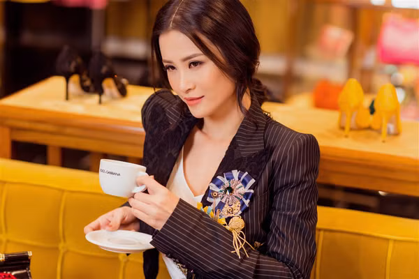 Đông Nhi biến hóa hình ảnh cá tính của mình qua BST Xuân Hè 2017 của thương hiệu, phối cũng giày cao gót Lace đen đặc trưng. Người đẹp cũng không quên lựa chọn chiếc túi sành điệu để sánh đôi cùng set đồ ưng ý.