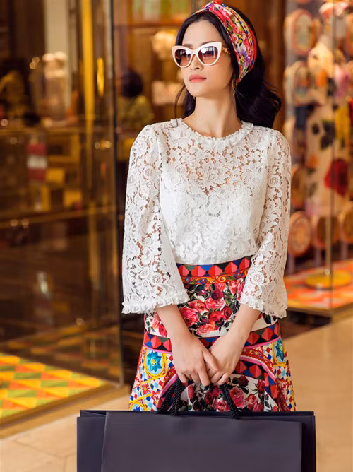 Dù luôn tất bật với những show diễn cũng như chuyên tâm trên ghế nóng The Voice suốt thời gian qua nhưng Đông Nhi vẫn không quên dành cho mình không gian riêng tận hưởng thời trang. Đặc biệt khi hình ảnh thời trang cá tính, cuốn hút của cô ngày càng được công chúng chú ý và ghi nhận. Mới đây, nữ ca sĩ có mặt tại một không gian thời trang hàng hiệu hàng đầu của nước Ý với những khoảnh khắc đắm chìm và trải nghiệm đầy lý thú. Cô thích thú chọn cho mình những hình ảnh với phong cách khác nhau, giúp cô thể hiện cá tính và tinh thần tràn đầy năng lượng của mình.