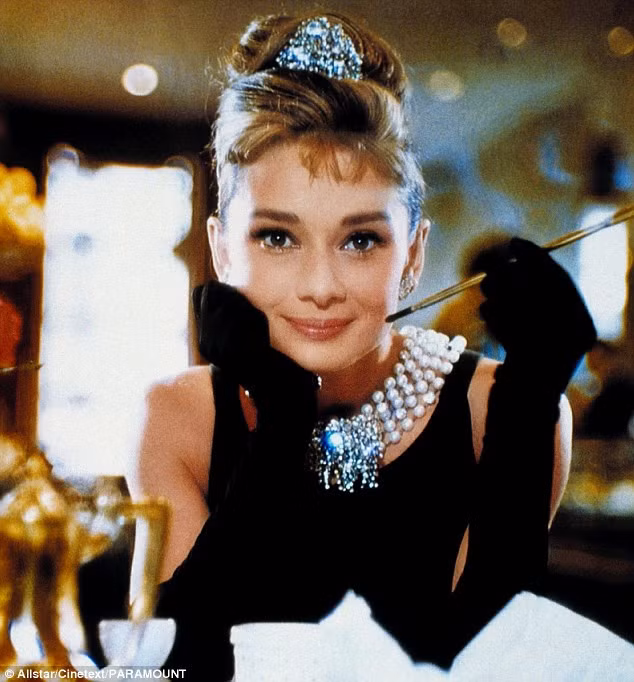 Giới mộ điệu chắc hẳn cũng chưa thể nào quên chiếc váy đen biểu tượng của Audrey Hepburn trong phim Breakfast at Tiffany. Năm 2006, trang phục này được bán đấu giá ở New York với 900.000 USD.