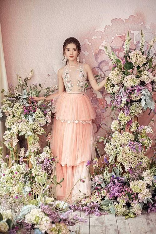 Á hậu Huyền My đẹp mơ màng trong bộ ảnh mới nhất. Người đẹp rất đắt show quảng cáo cũng như event và đang tập luyện, chuẩn bị cho cuộc thi nhan sắc "Miss Grand International 2017".