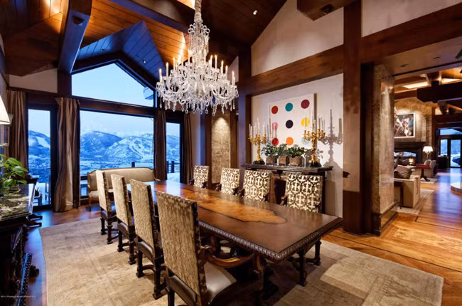 Phòng ăn lớn có khung cửa kính nhìn ra khung cảnh núi tuyết tuyệt đẹp phía xa.