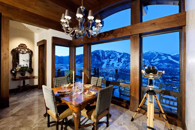 Ngồi ở góc này và nhâm nhi một ly rượu vang thì chẳng gì tuyệt vời hơn.