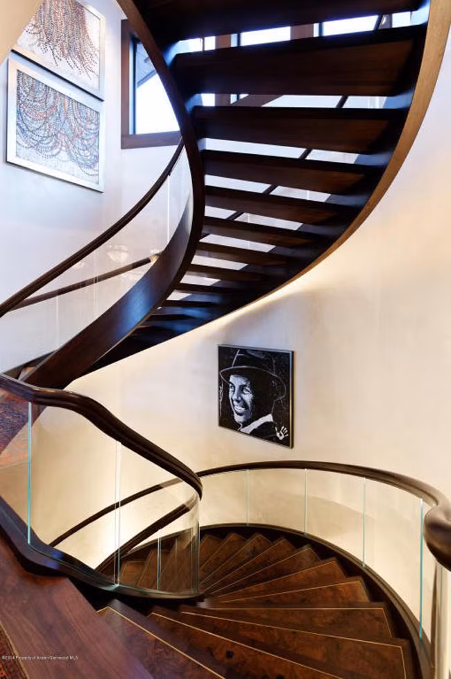 Cầu thang xoắn ốc giữa nhà.