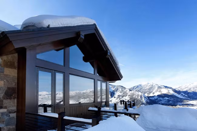 Căn biệt thự rộng tới 1.579 m2, nằm trên đỉnh Red Moutain. Tại đây, chủ nhân của căn biệt thự sang trọng có thể nhìn ngắm toàn bộ khung cảnh tuyệt đẹp của Aspen và khu trượt tuyết. Vào mùa đông, cảnh quan bên ngoài biệt thự được bao phủ bởi tuyết trắng. Biệt thự có 7 phòng ngủ, 11 phòng tắm và sàn gỗ rộng 385m2.