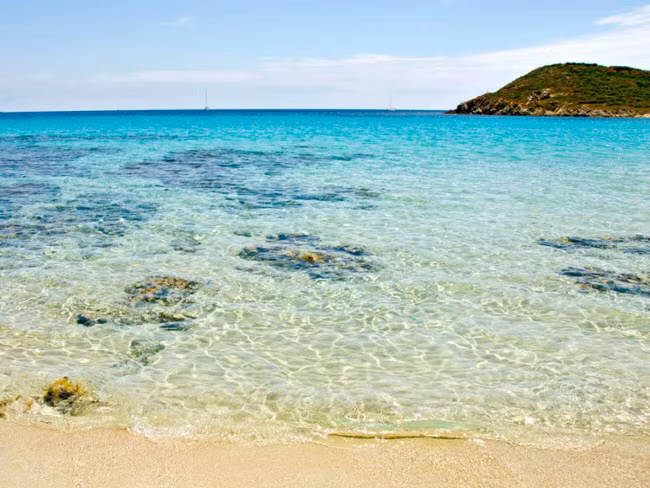 Sardinia, Italia: Sardinia là hòn đảo pha trộn những nét tinh túy nhất của ẩm thực và văn hóa Italia. Tới đây, du khách có thể lặn ống thở khám phá xác tàu từ thời La Mã, đi bộ đường trường tới các ngọn hải đăng hay thư giãn trong làn nước biển trong xanh.
