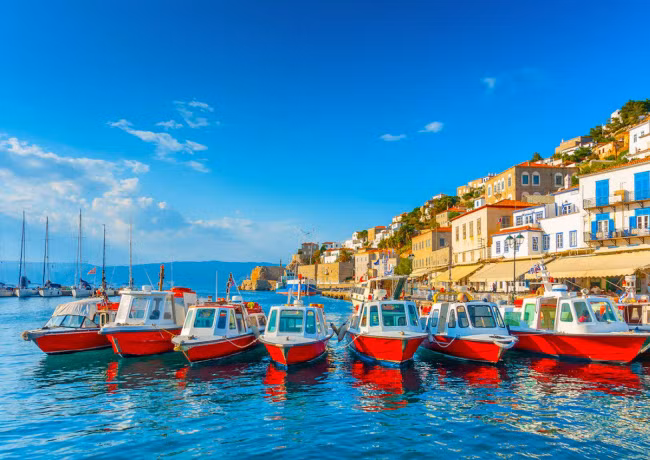 Hydra, Hi Lạp: Mặc dù nằm gần thành phố Athens, hòn đảo Hydra có không gian như một thế giới khác. Ô tô và xe đạp bị cấm trên đảo, nên cừu là phương tiện chính để chở du khách trên đường phố lát đá cuội. Các bãi biển ở đây có nhiều quán bar và nhà hàng.