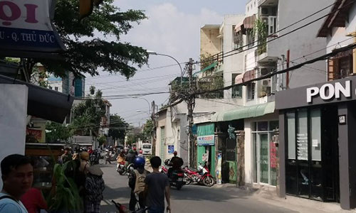 Nhiều người dân hiếu kỳ, tập trung gần hiện trường theo dõi sự việc.