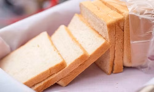 Chỉ với 1 chiếc bánh mì bạn đã có thể tẩy sạch cao răng hiệu quả Chi voi 1 chiec banh mi ban da co the tay sach cao rang hieu qua