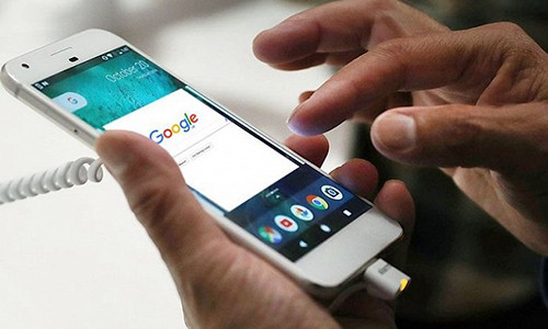 Tình trạng lệ thuộc của con người vào Internet, tình trạng này đang gia tăng và gây ảnh hưởng đến bộ não trong việc tư duy và ghi nhớ.