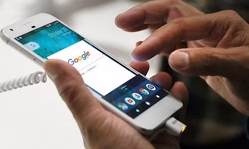 Tình trạng lệ thuộc của con người vào Internet, tình trạng này đang gia tăng và gây ảnh hưởng đến bộ não trong việc tư duy và ghi nhớ.